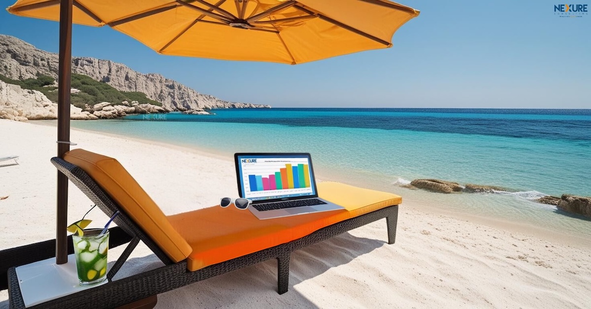Laptop con grafico finanziario su una spiaggia estiva - pianificazione Q4 Nexure Consulting